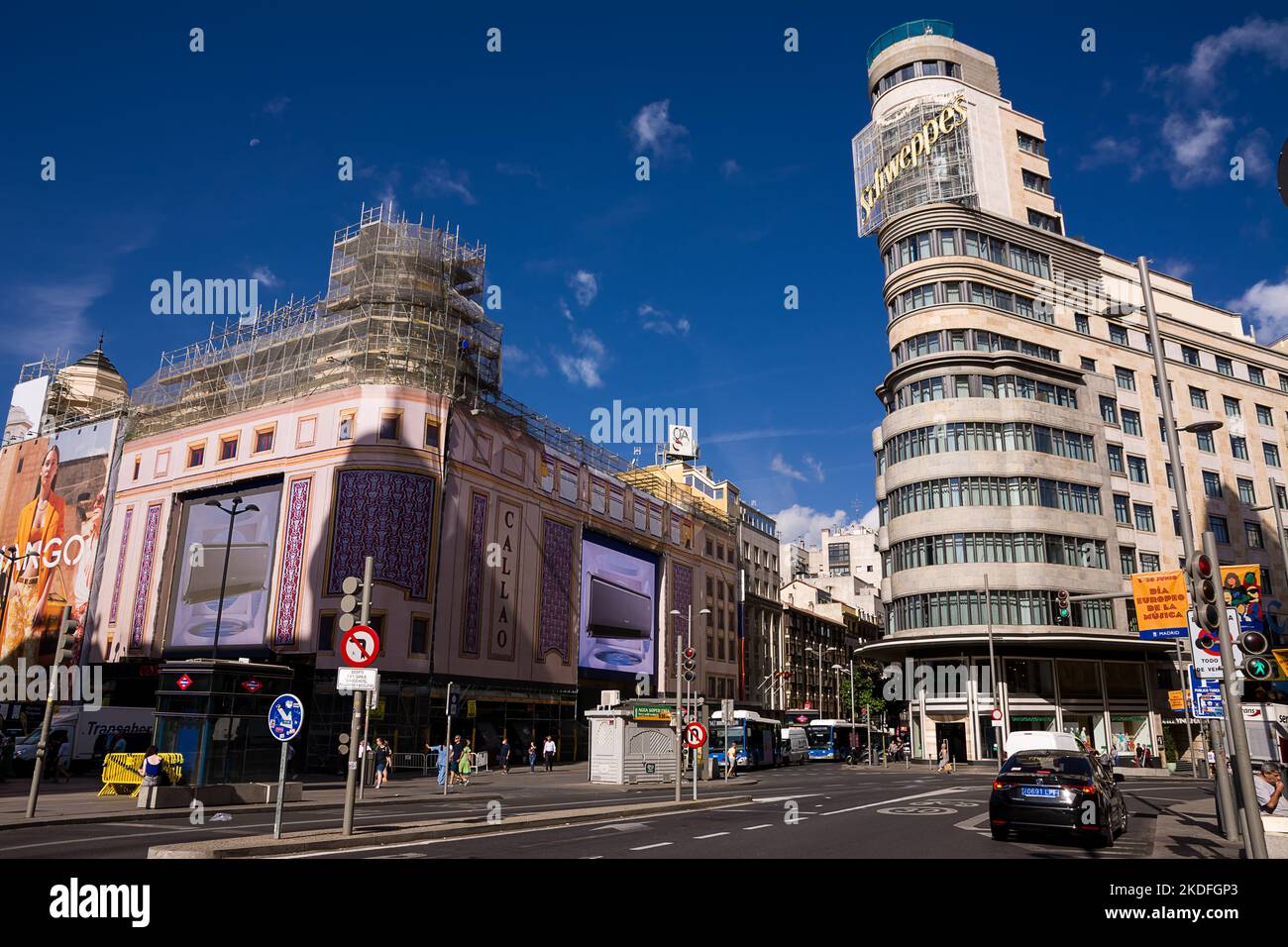 Madrid, España - 20 de junio de 2022: Cruce por la Gran Vía con la Plaza Callao en el centro de Madrid Foto de stock