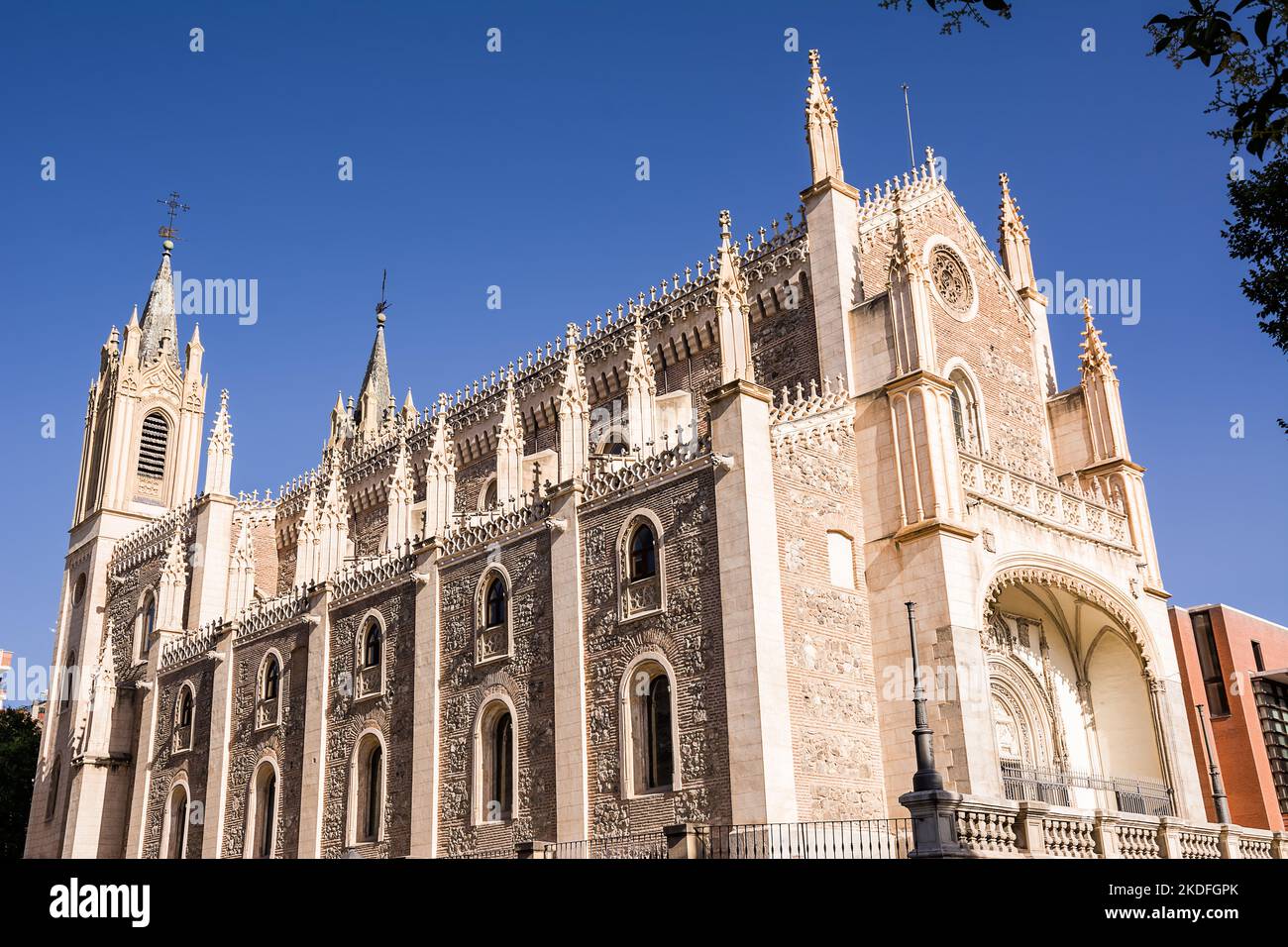 Iglesia San Jerónimo el Real con cielo azul Foto de stock