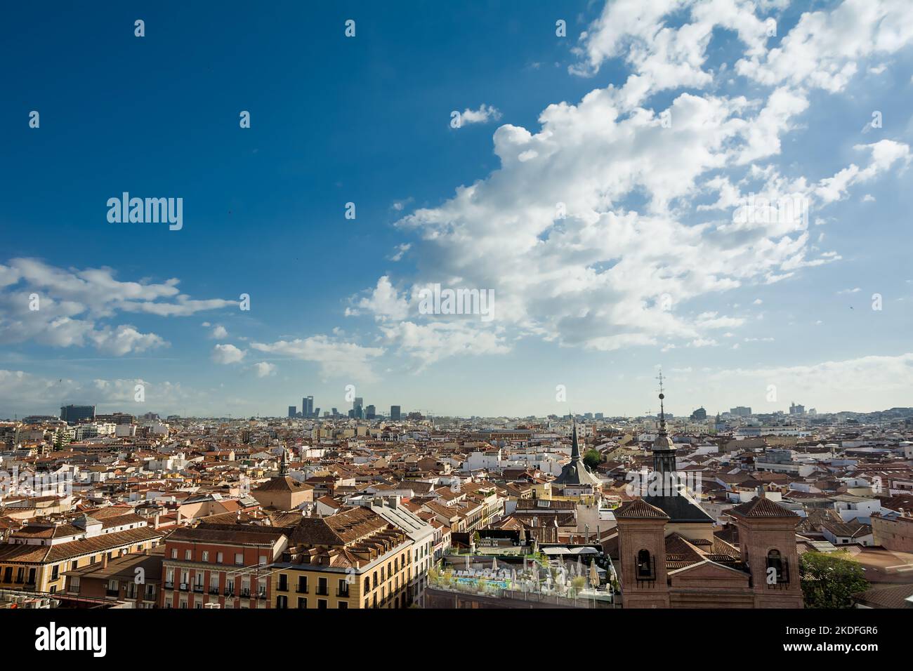 Madrid, España - 20 de junio de 2022: Panorama con el horizonte de Madrid capital española Foto de stock