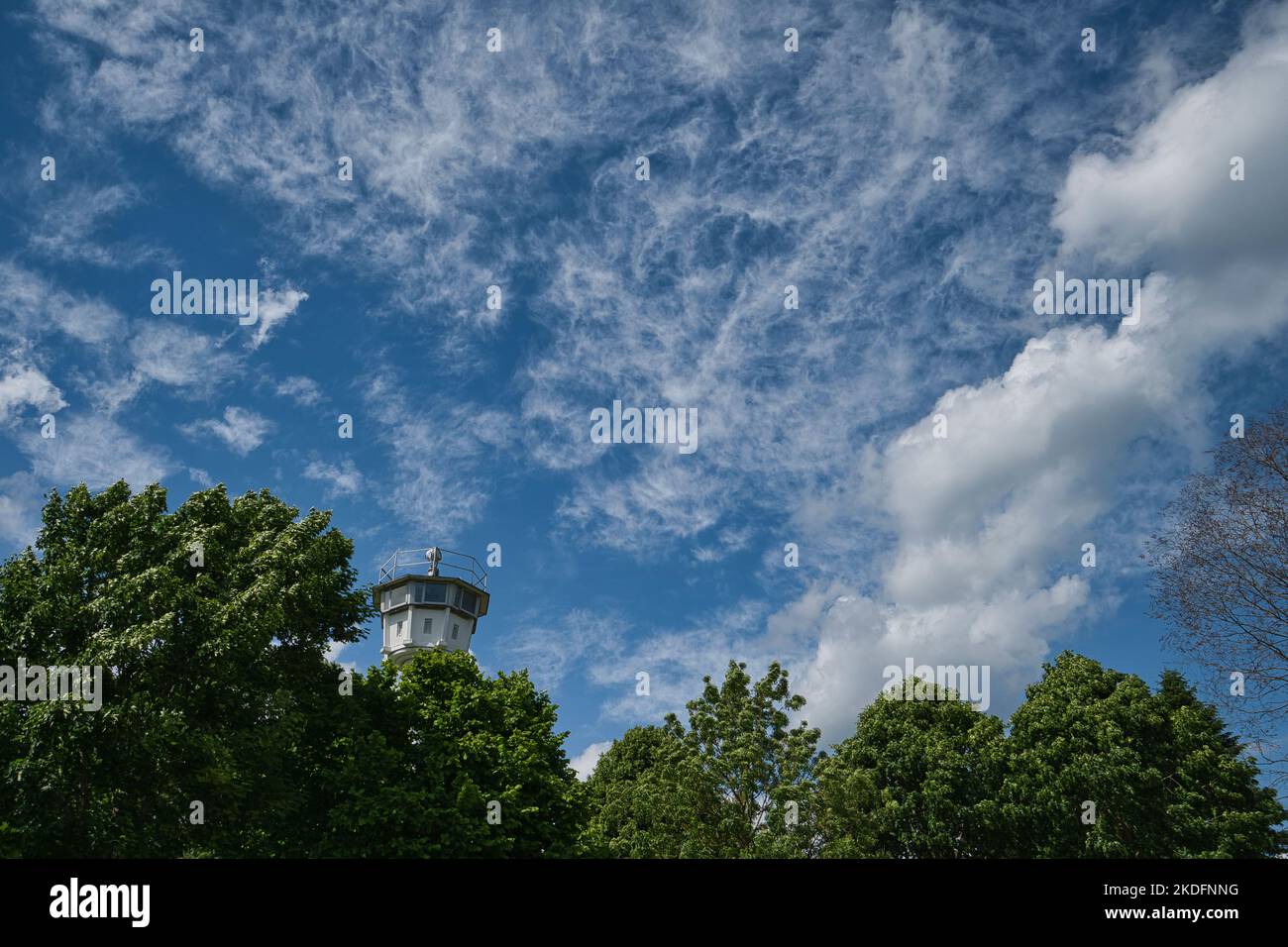 Una torre de observación en el antiguo borde de la RDA Foto de stock