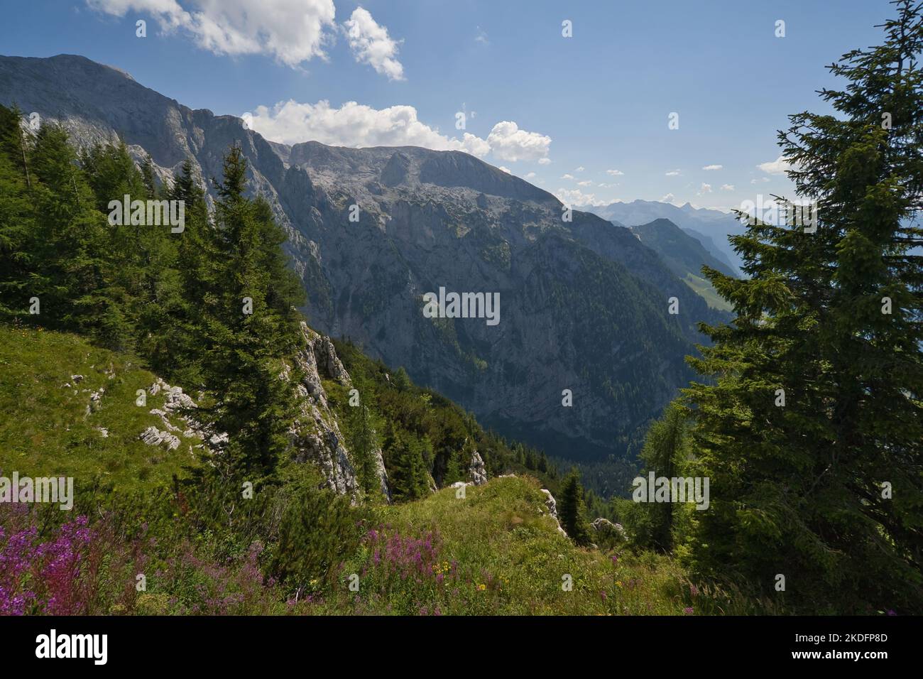 El hermoso mundo de montaña en la frontera germano-austríaca Foto de stock