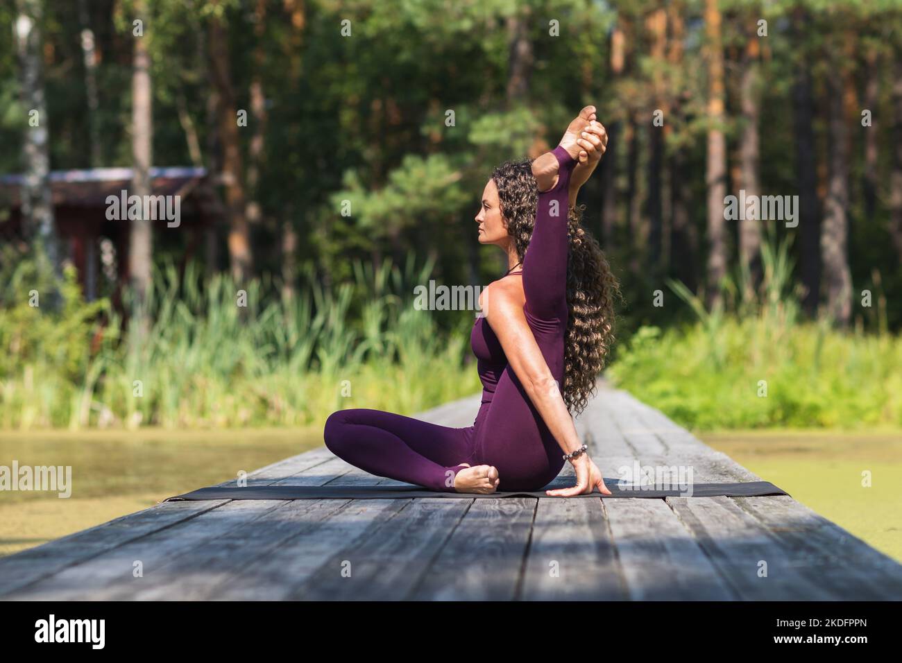 Fondo Mujer Delgada Con Mono Verde Practica Yoga En Casa Foto E