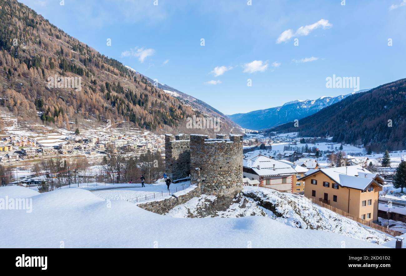 El castillo de San Miguel en Ossana se alza sobre un afloramiento rocoso. Castillo de Ossana en el pueblo de Ossana en temporada de invierno - Sole Valley, provincia de Trento, Trenti Foto de stock