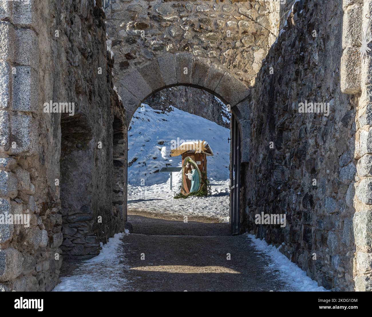 El castillo de San Miguel en Ossana se alza sobre un afloramiento rocoso. Castillo de Ossana en el pueblo de Ossana en temporada de invierno - Sole Valley, provincia de Trento, Trenti Foto de stock