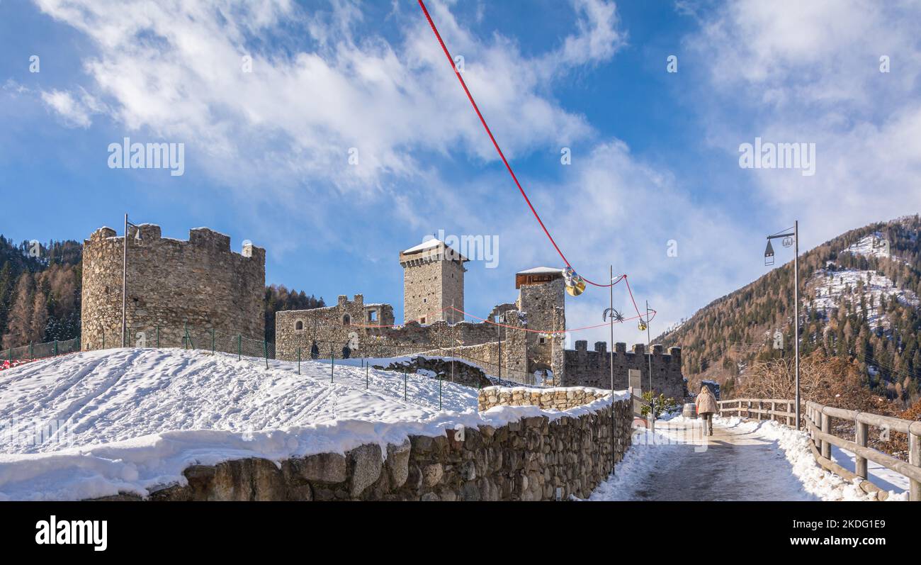 El castillo de San Miguel en Ossana se alza sobre un afloramiento rocoso. Castillo de Ossana en el pueblo de Ossana en temporada de invierno - Sole Valley, provincia de Trento, Trenti Foto de stock