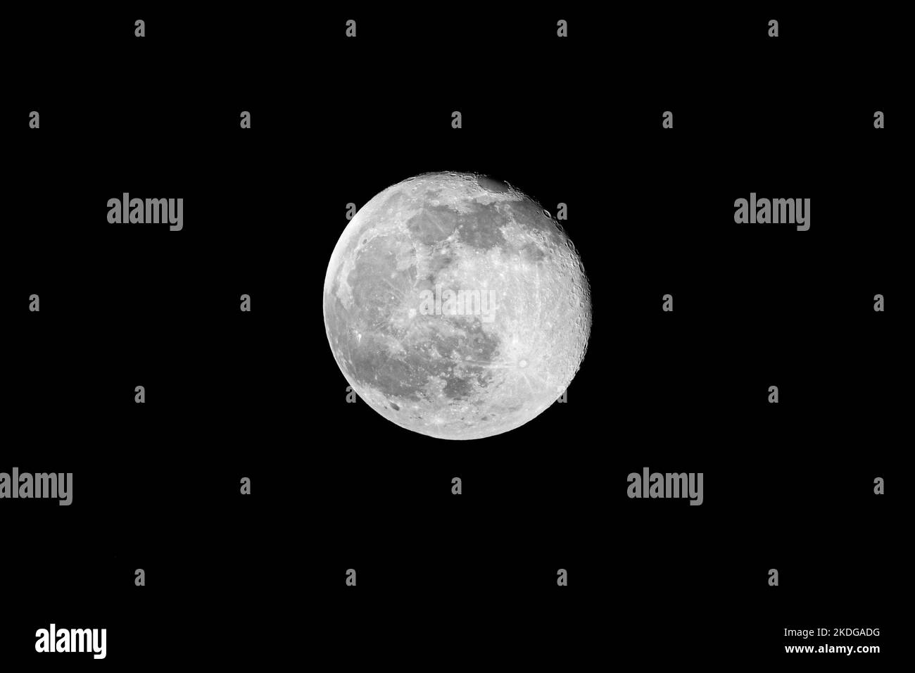 Luna llena aislada contra el cielo nocturno que orienta la tierra Foto de stock