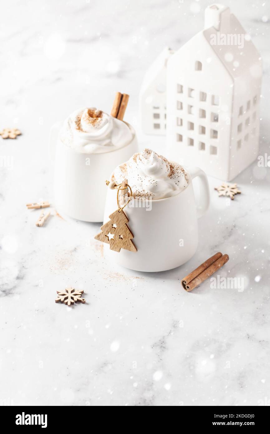 https://c8.alamy.com/compes/2kdgdj0/dos-tazas-de-chocolate-caliente-o-cacao-con-crema-batida-y-canela-sobre-fondo-de-marmol-blanco-con-luces-bokeh-maqueta-navidena-tarjeta-con-espacio-de-texto-2kdgdj0.jpg