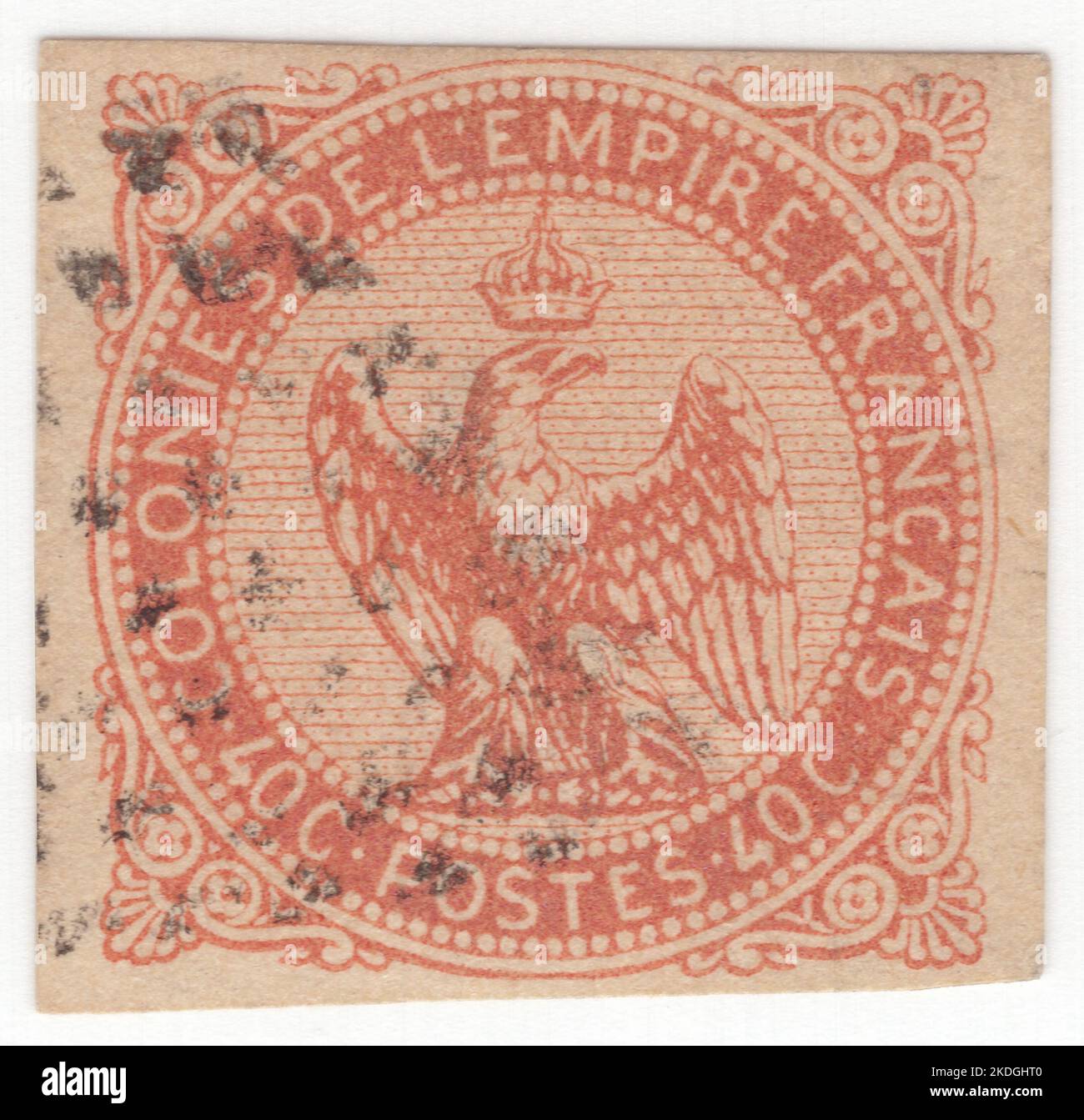 COLONIAS FRANCESAS - 1859: Un naranja de 40 centésimas sobre sello postal amarillento que representa el águila sosteniendo un rayo y una corona, elementos principales del Escudo de Armas del Segundo Imperio Francés de Napoleón III Foto de stock