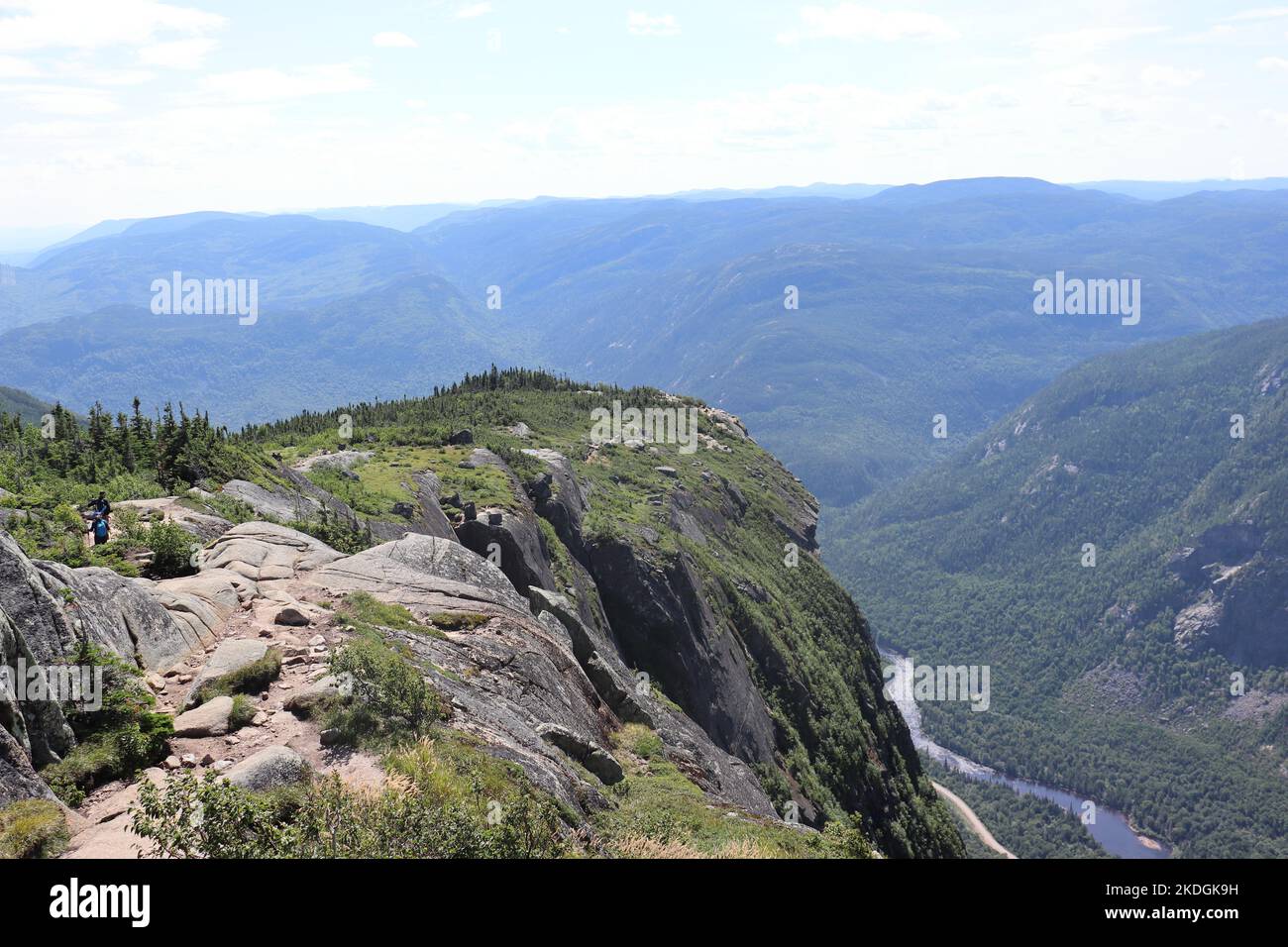 Gran paisaje cortado por una montaña en la cima de l'Acropole des Draveurs (Montagne des Érables), Foto de archivo Foto de stock
