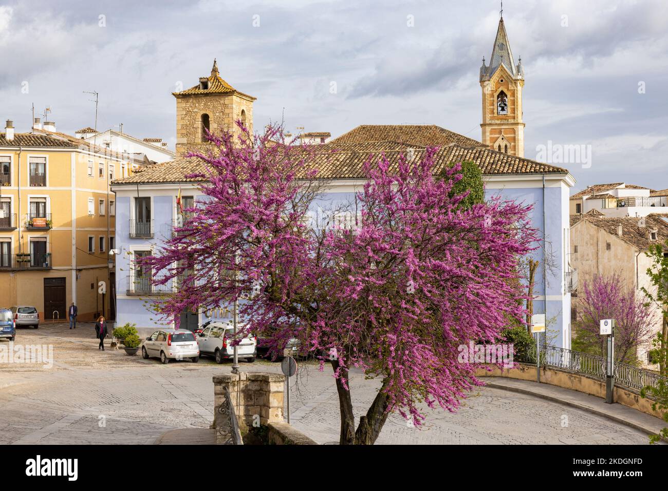 Cuenca, Provincia de Cuenca, Castilla-La Mancha, España. Escena callejera en primavera. Foto de stock