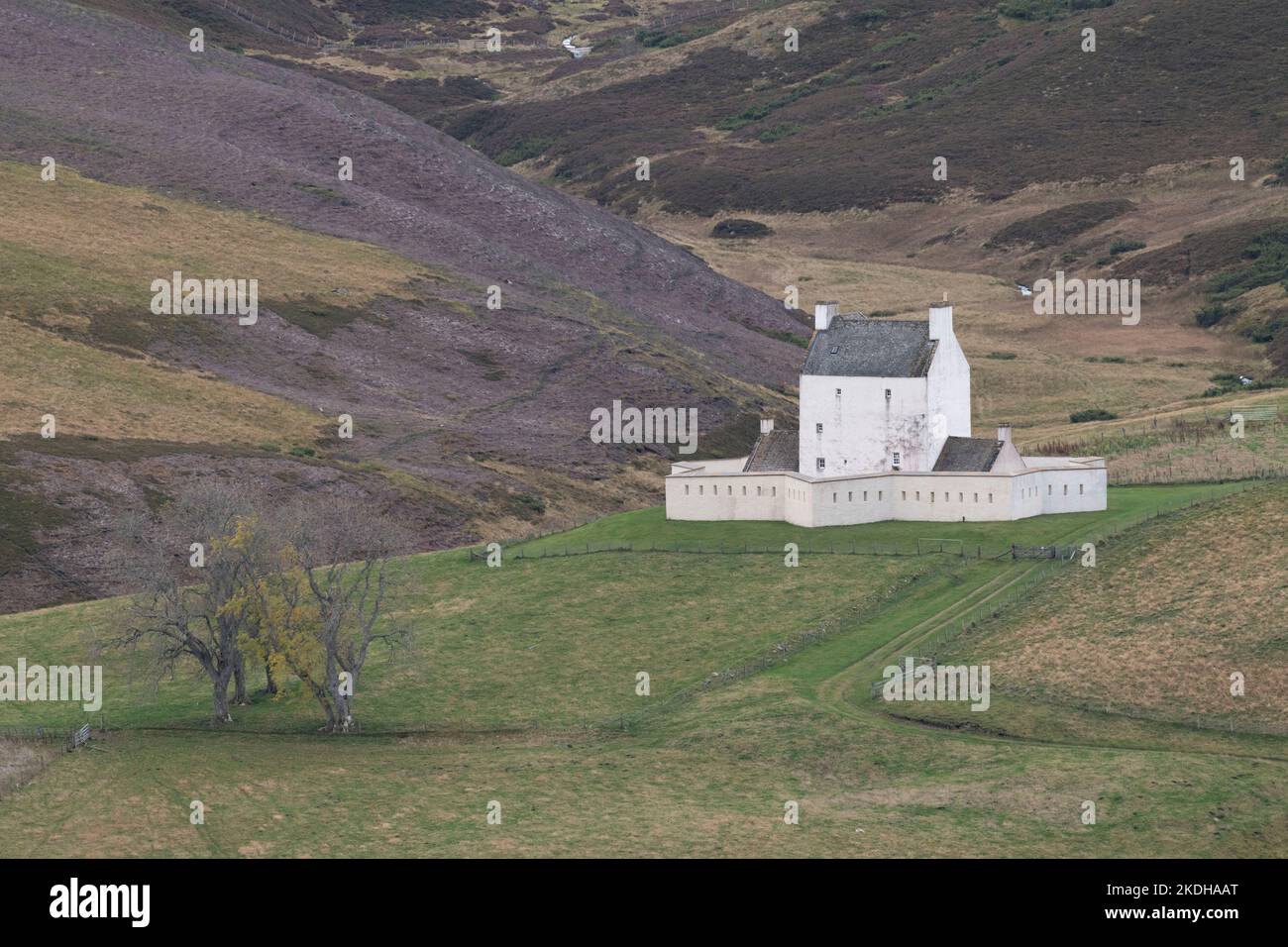 Corgarff Castle en una ladera en las Tierras Altas escocesas cerca de Strathdon en otoño Foto de stock
