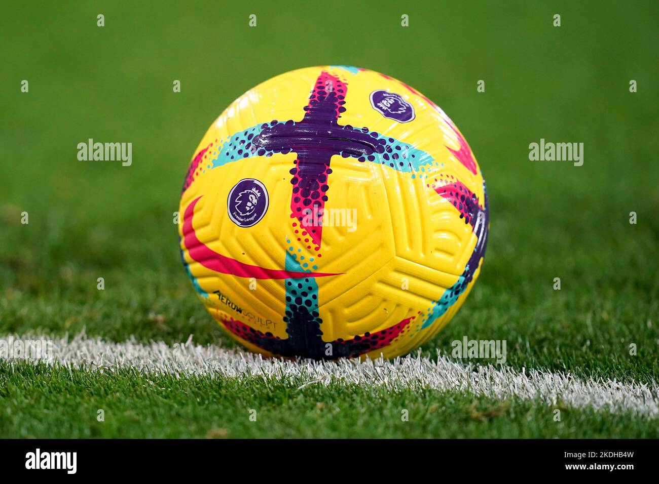 Balón de invierno de la Premier League Nike Flight durante el partido de la  Premier League en el City Ground de Nottingham. Fecha de la foto: Sábado 5  de noviembre de 2022
