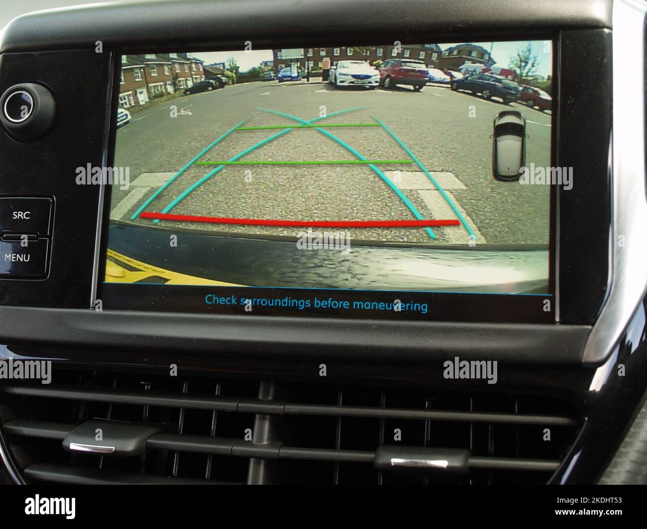 Visualización de la cámara de marcha atrás en Peugeot 208 Fotografía de  stock - Alamy