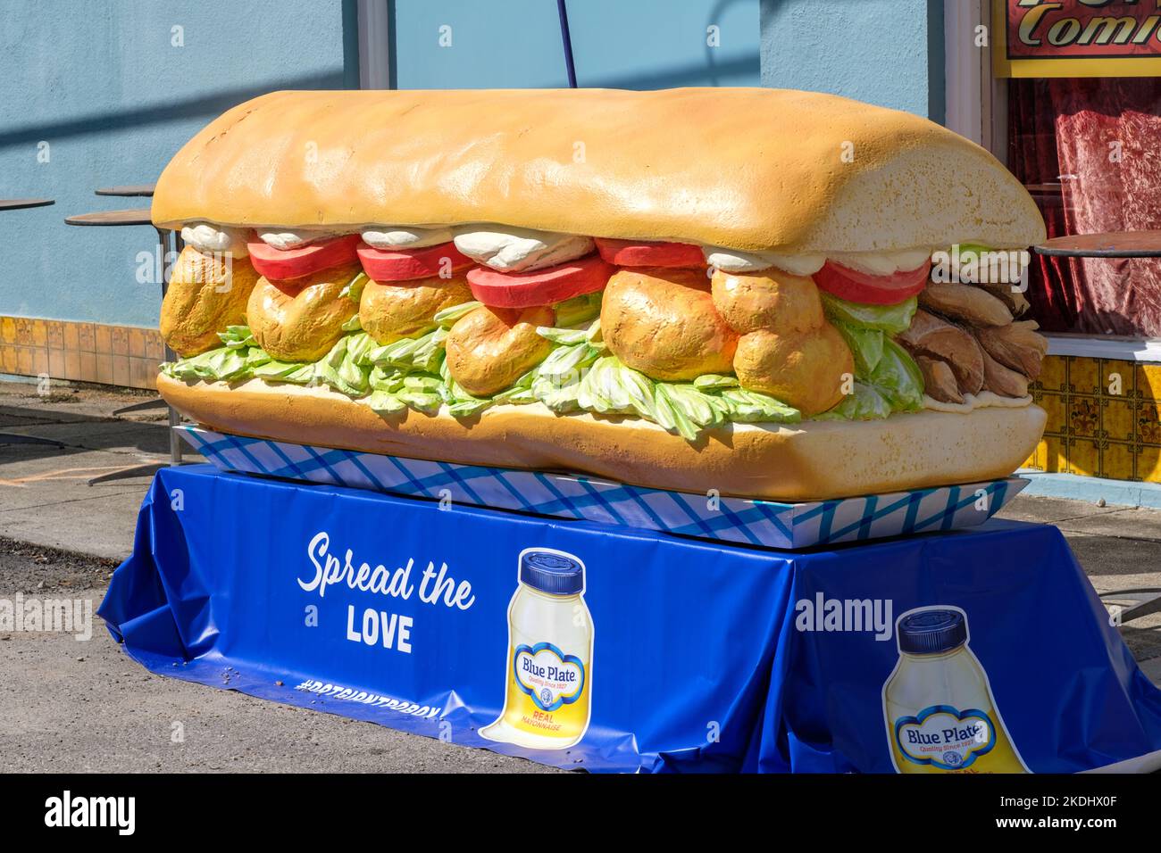 NUEVA ORLEANS, LA, EE.UU. - 6 DE NOVIEMBRE de 2022: Exhibición de poboy gigante patrocinada por la mayonesa Blue Plate en el Festival de Po-boy de Oak Street Foto de stock