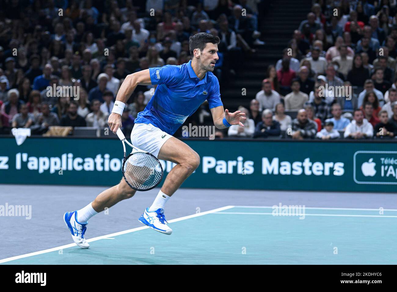 París, Francia. 06th de Nov de 2022. Novak Djokovic de Serbia durante la  final contra Holger Rune (no visto) del Rolex Paris Masters, ATP Masters  1000 de tenis, el 6 de noviembre