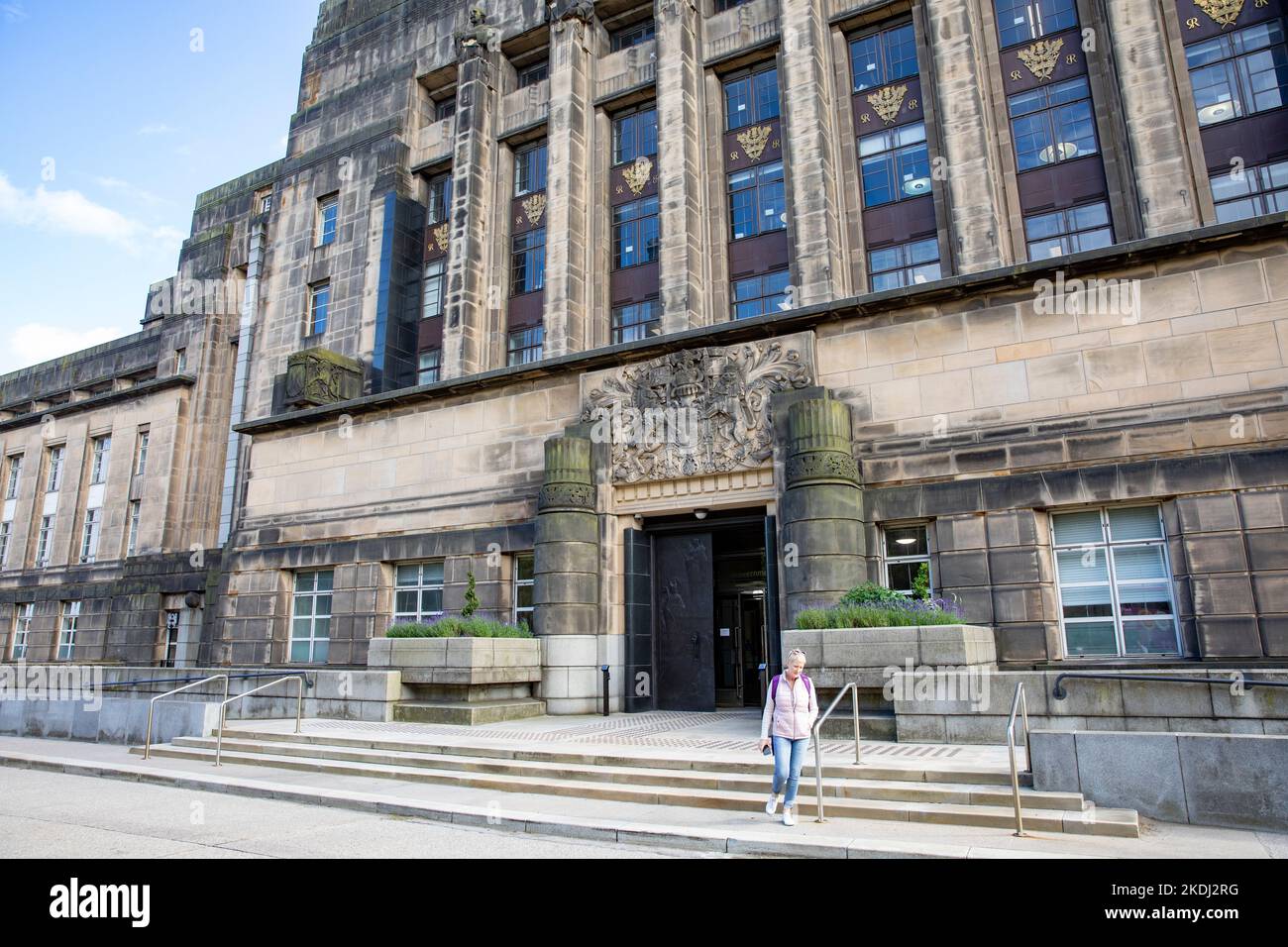 Centro de la ciudad de Edimburgo, St Andrews House Building, sede del Gobierno Escocés, modelo liberado visitante de mediana edad, Edimburgo, Escocia Foto de stock
