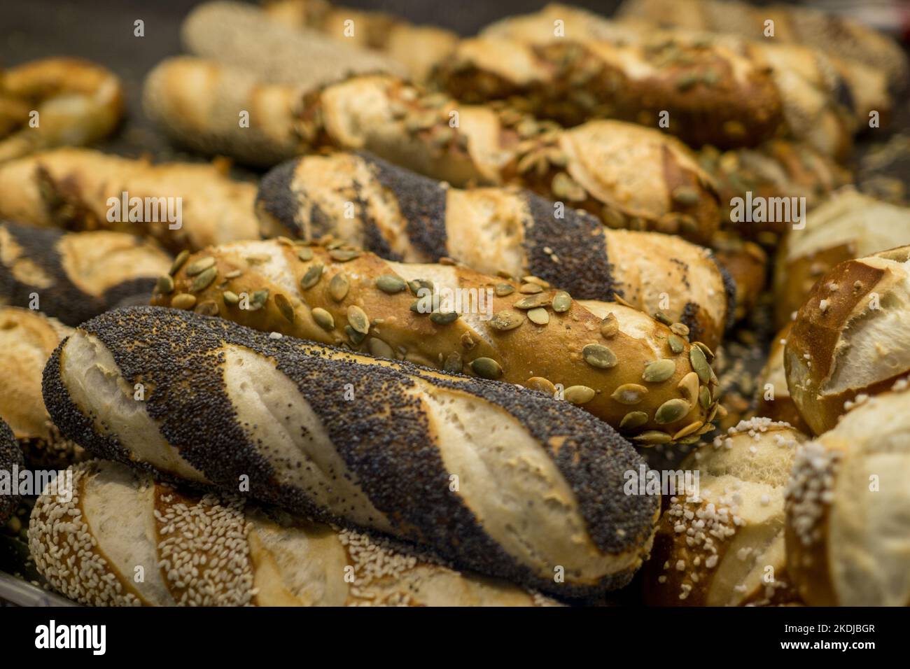 muchos rollos de pretzel diferentes con granos y semillas Foto de stock