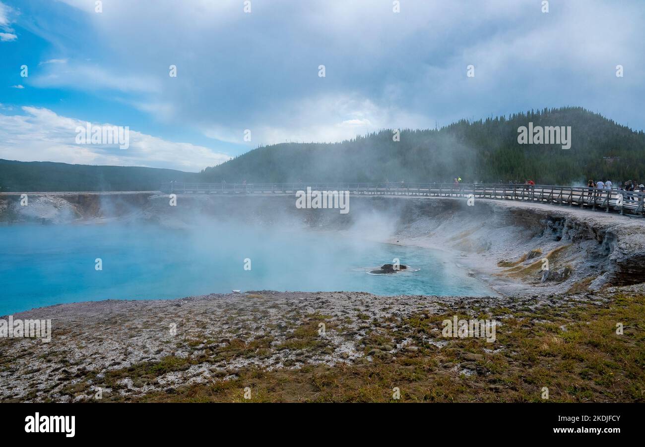 Vista idílica del géiser Excelsior y la montaña en el famoso parque Yellowstone Foto de stock