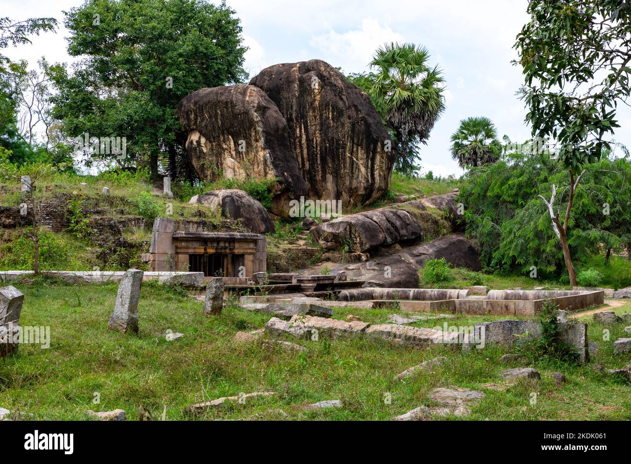 Ruinas de un templo budista, Anuradhapura ciudad sagrada, Sri Lanka Foto de stock
