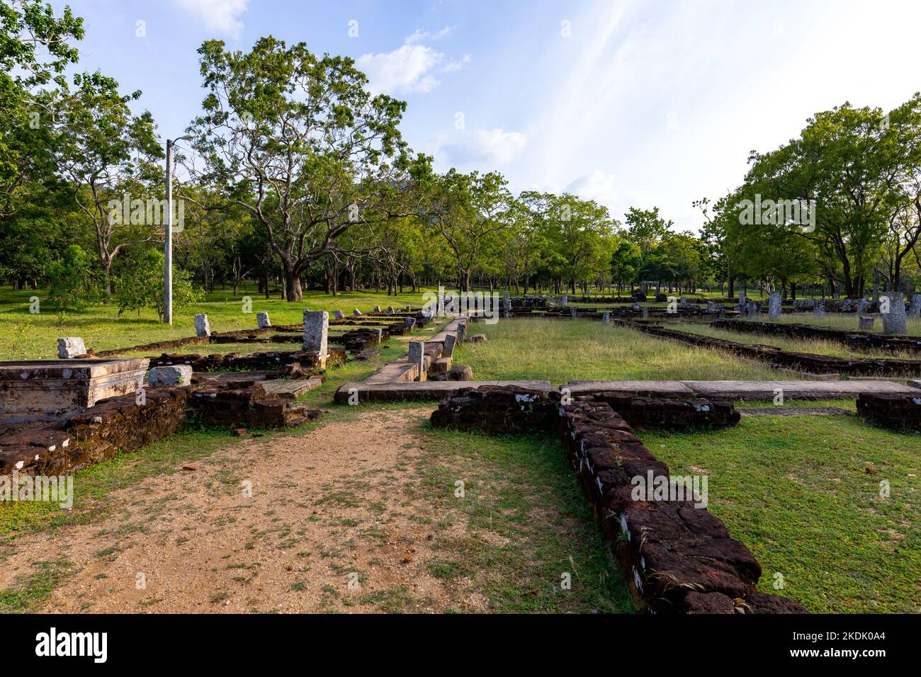 Ruinas de un templo budista, Anuradhapura ciudad sagrada, Sri Lanka Foto de stock
