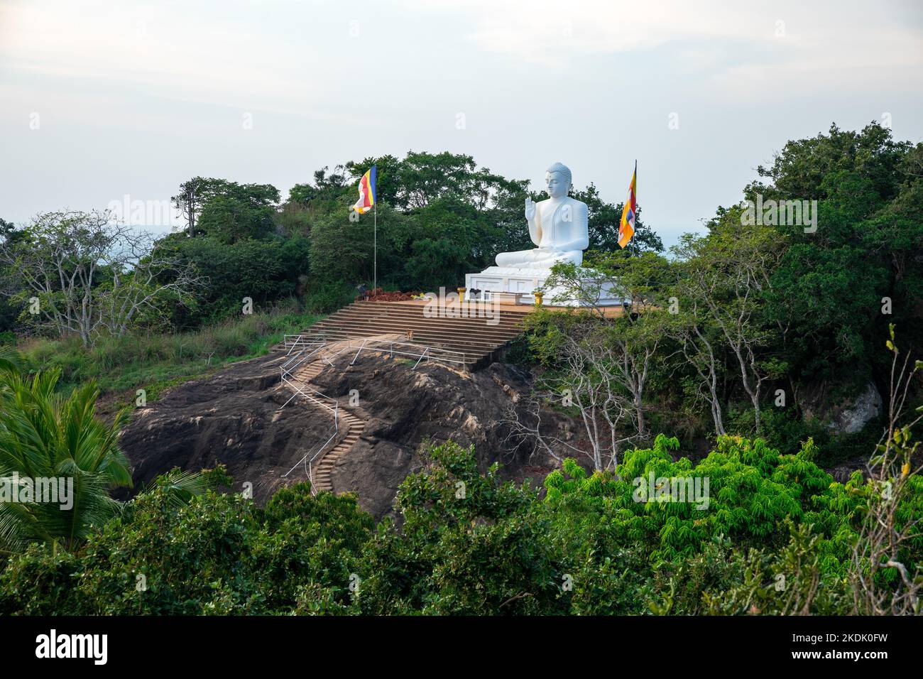 Templo budista en la antigua ciudad de Mihintale, cerca de Anuradhapura, Sri Lanka. Foto de stock