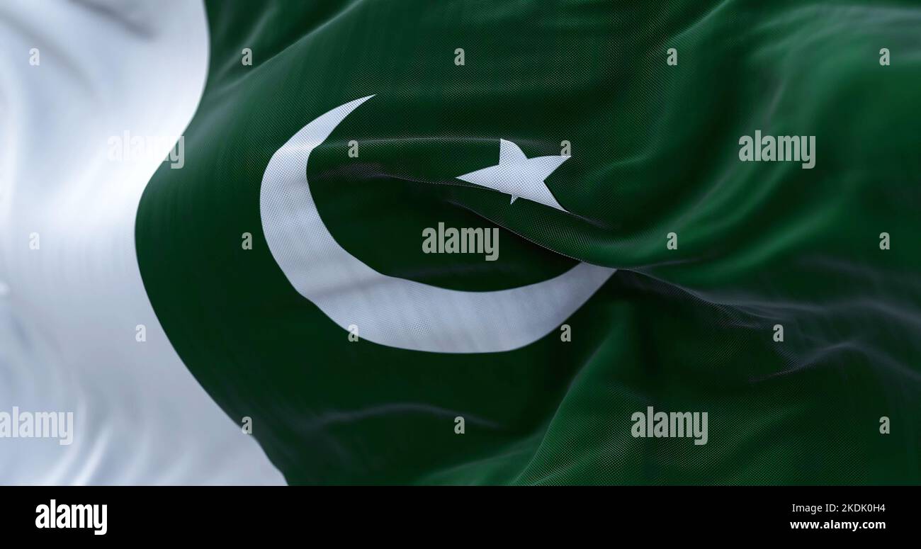 Vista de cerca de la bandera nacional de Pakistán ondeando. La República Islámica del Pakistán es un Estado del Asia meridional. Fondo texturizado de tela. Enfoque selectivo Foto de stock