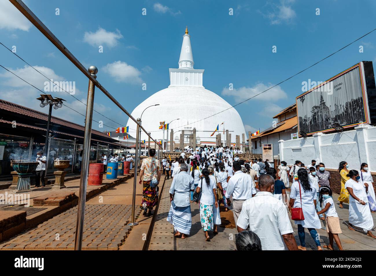 ANURADHAPURA, SRI LANKA - 03 DE MARZO de 2022: Ruwanweliseya Dagoba budista stupa turística y sitio de peregrinación. Anuradhapura, Sri Lanka. Foto de stock