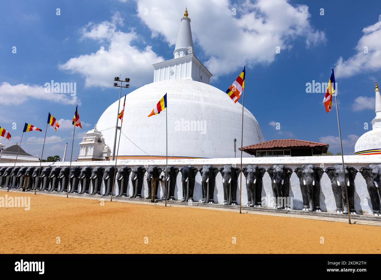 Ruwanweliseya Dagoba stupa budista y lugar de peregrinación. Anuradhapura, Sri Lanka. Foto de stock