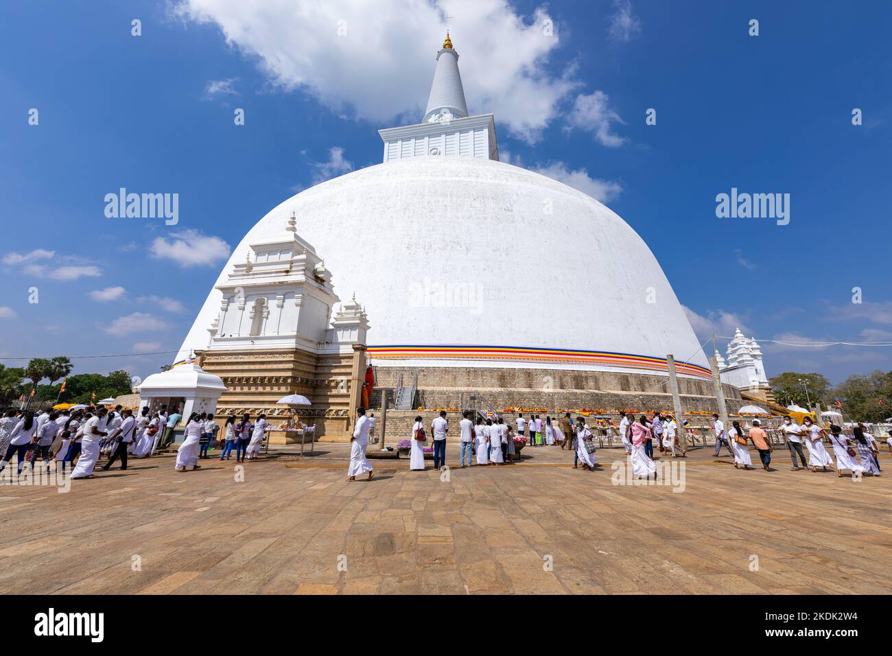 ANURADHAPURA, SRI LANKA - 03 DE MARZO de 2022: Ruwanweliseya Dagoba budista stupa turística y sitio de peregrinación. Anuradhapura, Sri Lanka. Foto de stock