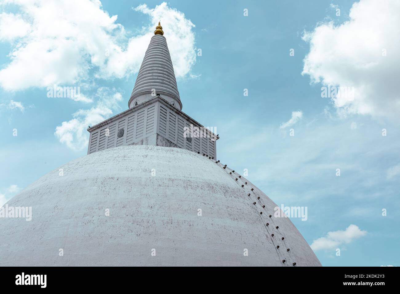 Ruwanweliseya Dagoba stupa budista y lugar de peregrinación. Anuradhapura, Sri Lanka. Foto de stock