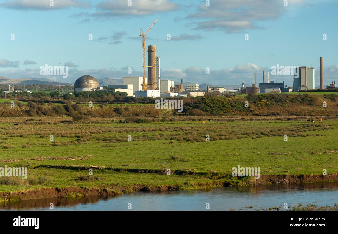 El centro de reprocesamiento de combustible nuclear y desmantelamiento nuclear de Sellafield, cerca de la aldea de Seascale, en la costa del mar de Irlanda, en Cumbria, Reino Unido Foto de stock