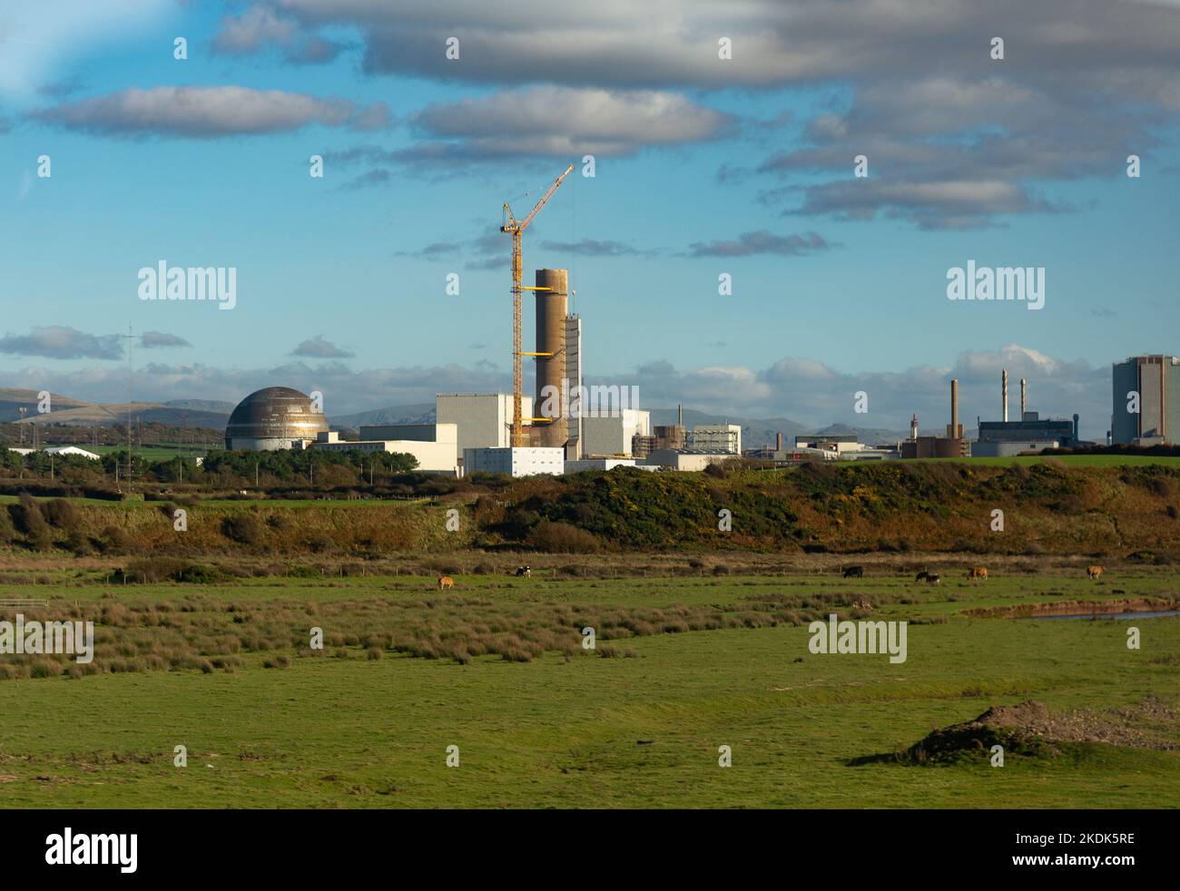 El centro de reprocesamiento de combustible nuclear y desmantelamiento nuclear de Sellafield, cerca de la aldea de Seascale, en la costa del mar de Irlanda, en Cumbria, Reino Unido Foto de stock