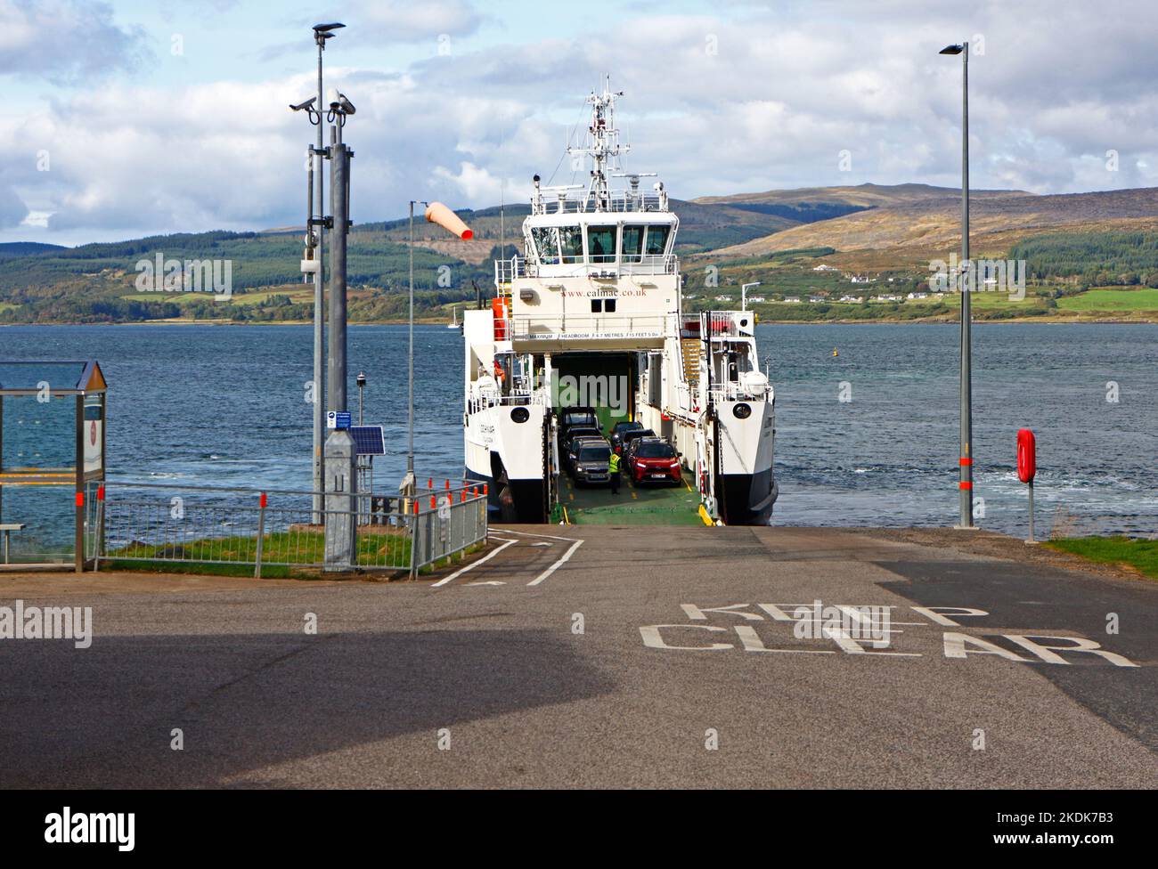Un ferry caledonio MacBrayne desde Lochaline atracó con vehículos que se preparaban para desembarcar en Fishnish, Isla de Mull, Argyll y Bute, Escocia. Foto de stock