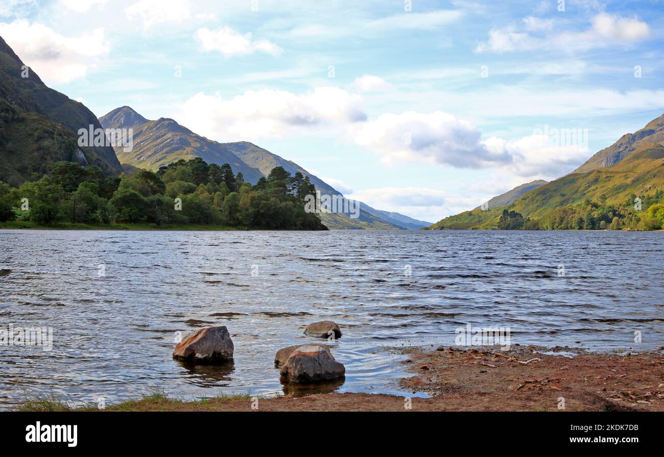 Una vista de la cabeza del lago Shiel desde el Memorial Jacobita en Glenfinnan, Lochaber, Highlands, Escocia. Foto de stock