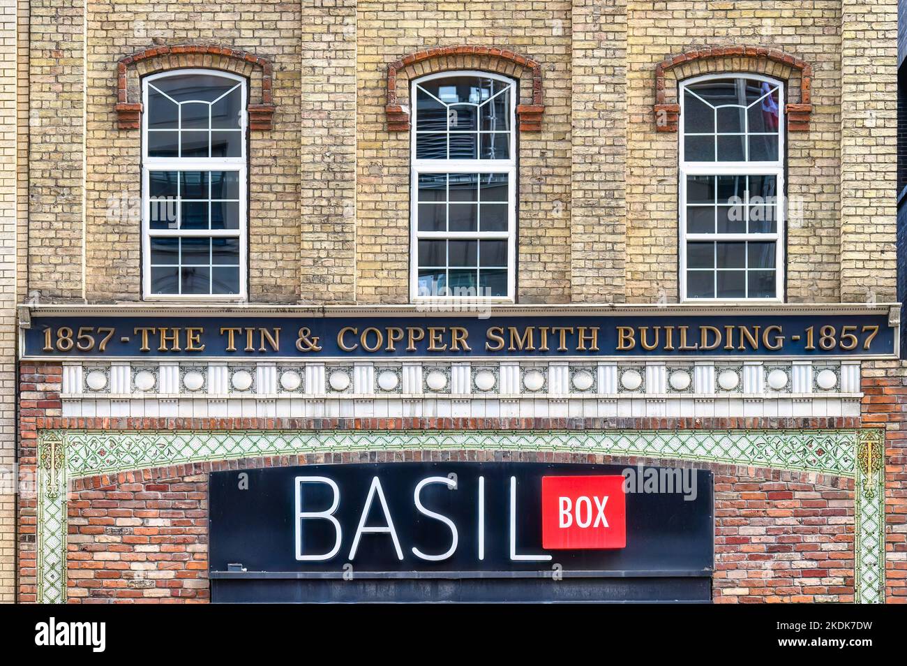 Toronto, Canadá - 5 de noviembre de 2022: Detalle arquitectónico de la fachada en el edificio del patrimonio llamado el edificio Tin & Copper Smith. Foto de stock