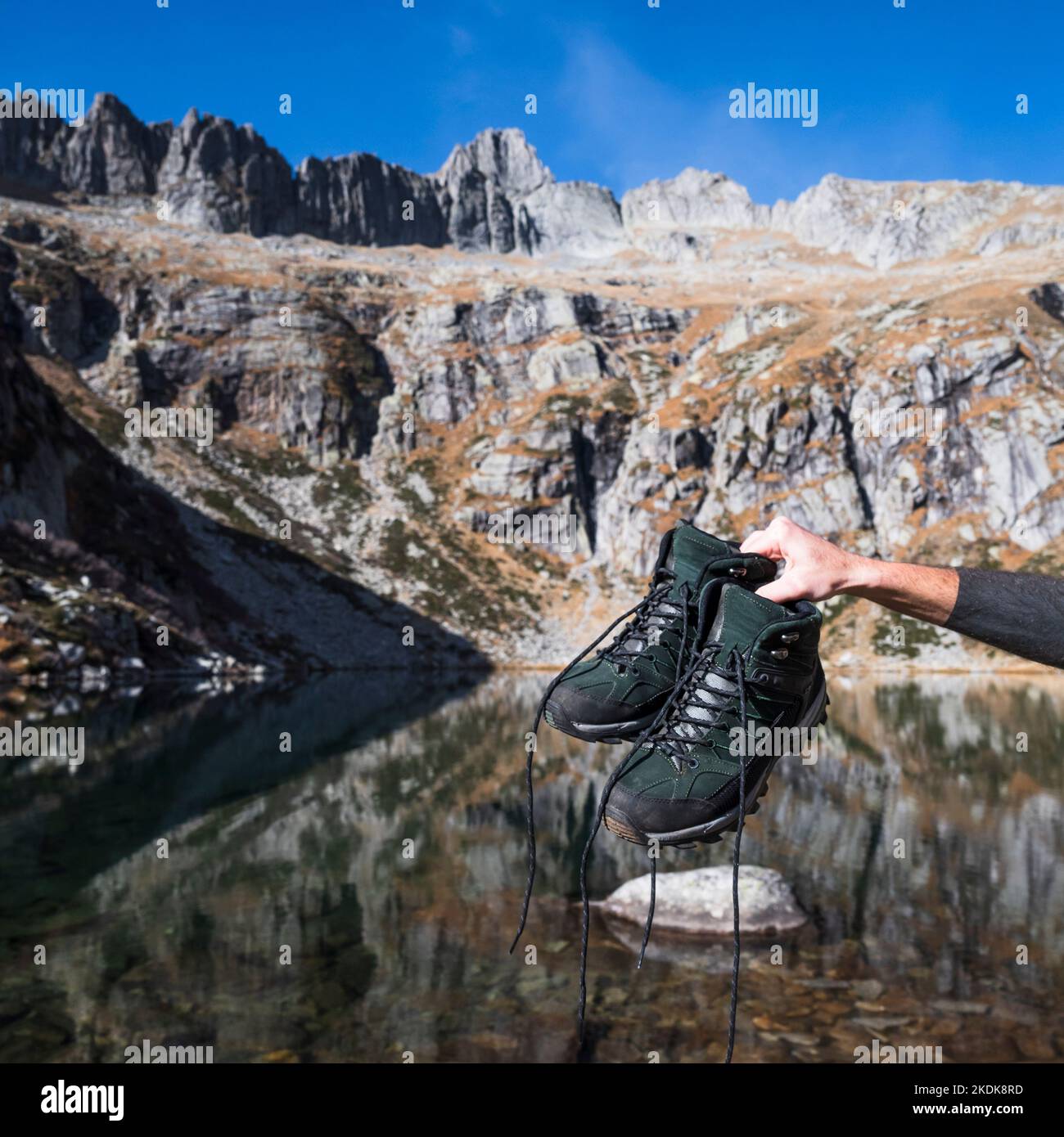 Hombre montaña escalada Alpes botas casco detalle Fotografía de stock -  Alamy