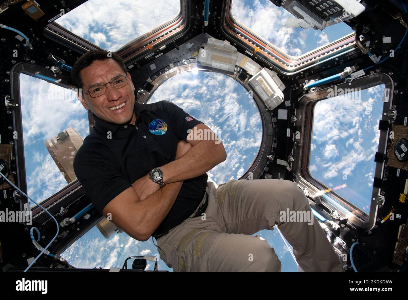 ISS - 01 de octubre de 2022 - El astronauta de la NASA y el ingeniero de vuelo de la Expedición 68 Frank Rubio está representado dentro de la cúpula, la Estación Espacial Internacional Foto de stock