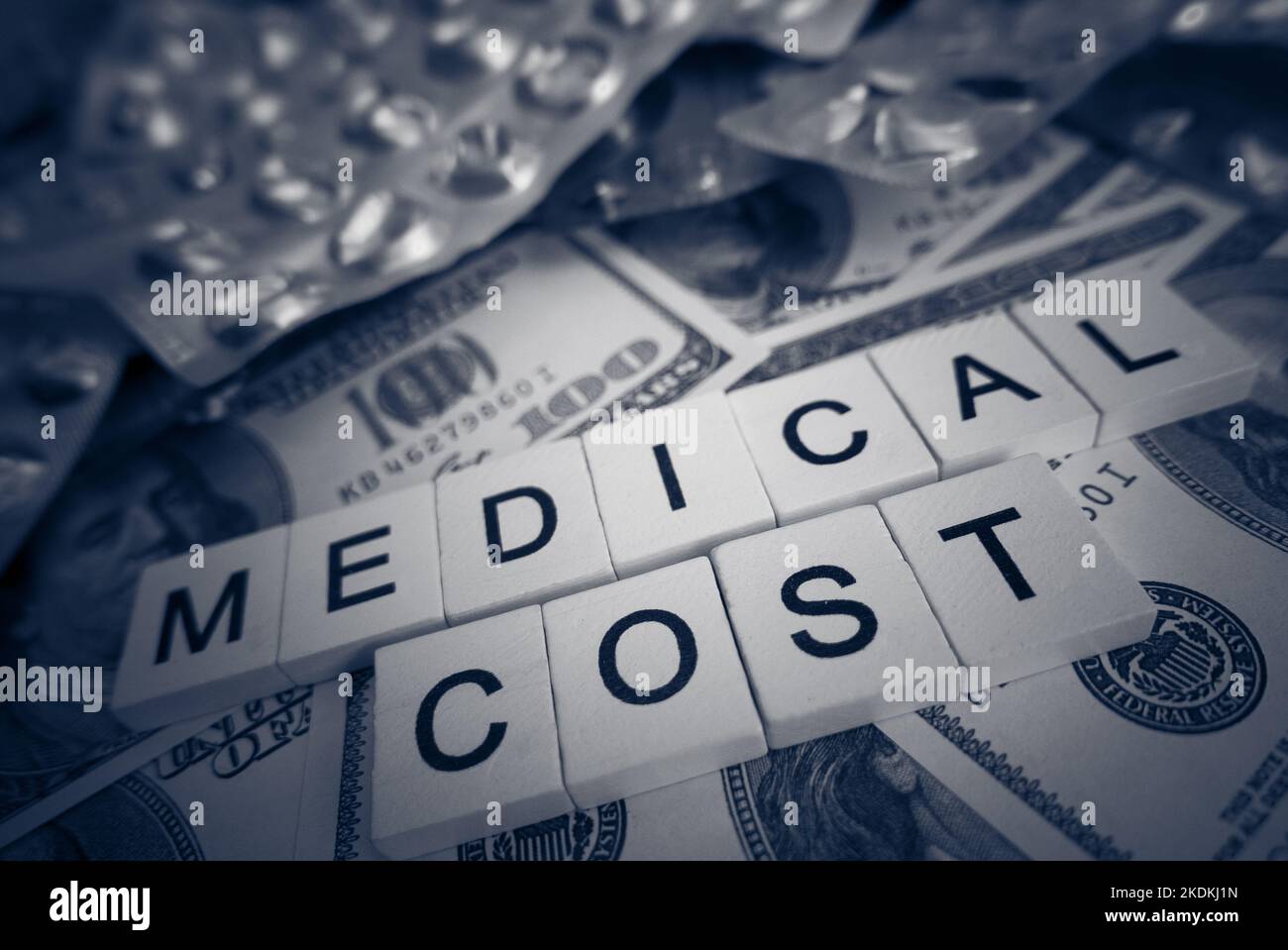 Conceptos de frase de costos médicos en blanco y negro. Foto de stock