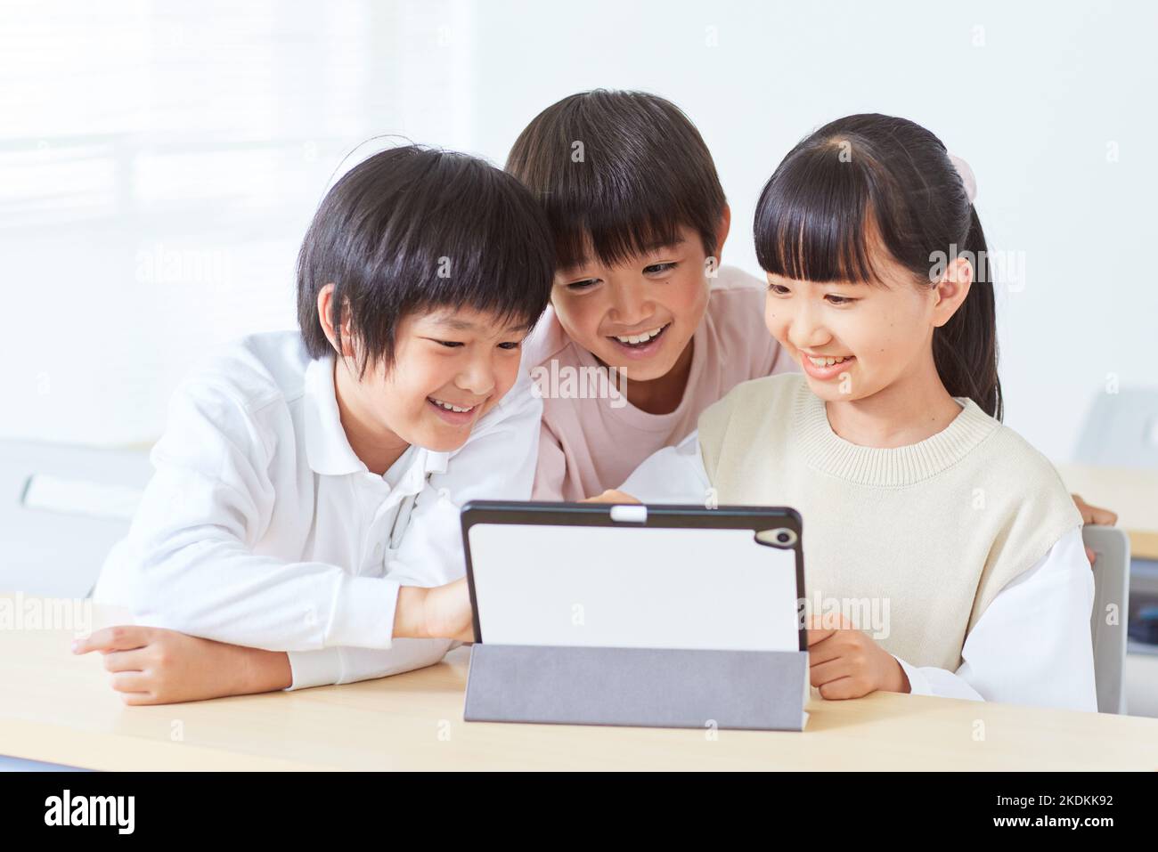 Niños japoneses usando la tableta Foto de stock