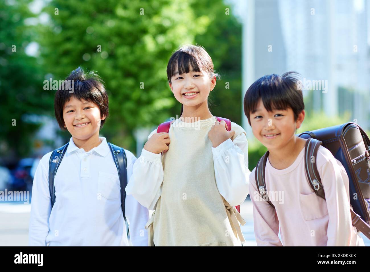 Niños de la escuela primaria japonesa afuera Foto de stock