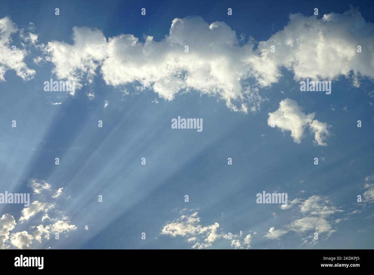 Rayos solares sobre las nubes - Rayos crepusculares Foto de stock