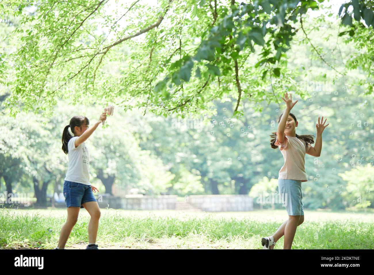 Niños japoneses en el parque de la ciudad Foto de stock