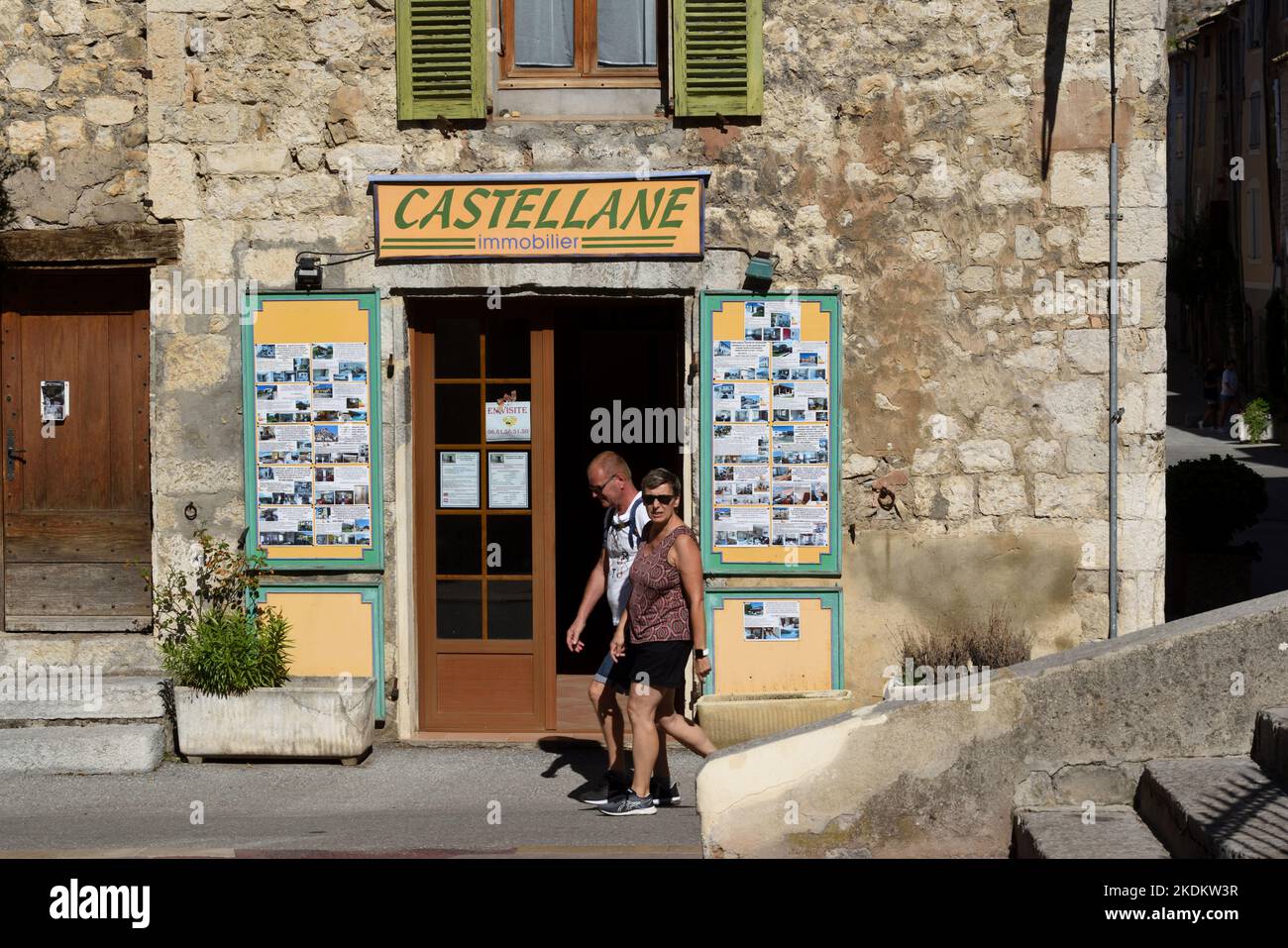 De mediana edad Pareja de compras de ventana en agente inmobiliario, agencia inmobiliaria, agente inmobiliario, Brocker de propiedades o agente inmobiliario Provence Francia Foto de stock