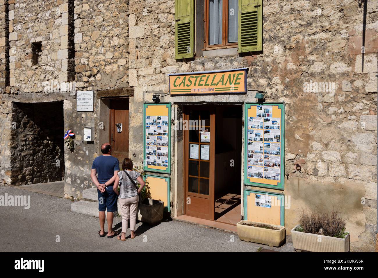 Agente de bienes raíces, Agencia inmobiliaria, Agente de bienes raíces, Brocker de la propiedad o corredor de bienes raíces Castellane Provence Francia Foto de stock