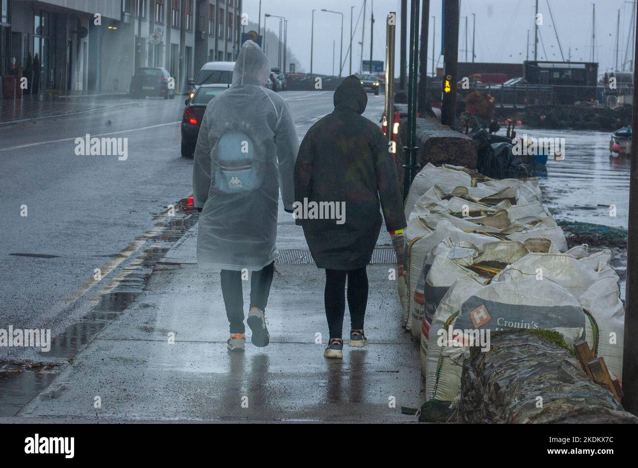 Lunes 7 Nov 2022 Bantry West Cork Irlanda; Preperaciones de inundación están en marcha en Bantry con el Consejo del Condado de Cork colocando bombas portátiles en el toen, así como poniendo sacos de arena fr buisnesses y residentes, con marea alta prevista poco después DE 4pm. Crédito ED/ Alamy Live News Foto de stock
