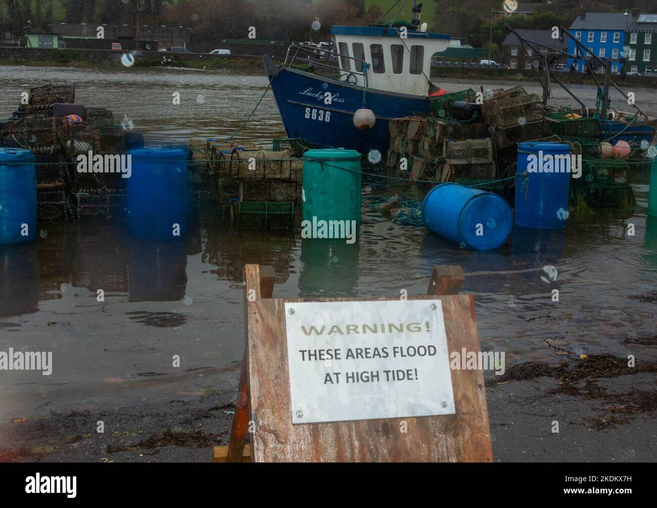 Lunes 7 Nov 2022 Bantry West Cork Irlanda; Preperaciones de inundación están en marcha en Bantry con el Consejo del Condado de Cork colocando bombas portátiles en el toen, así como poniendo sacos de arena fr buisnesses y residentes, con marea alta prevista poco después DE 4pm. Crédito ED/ Alamy Live News Foto de stock