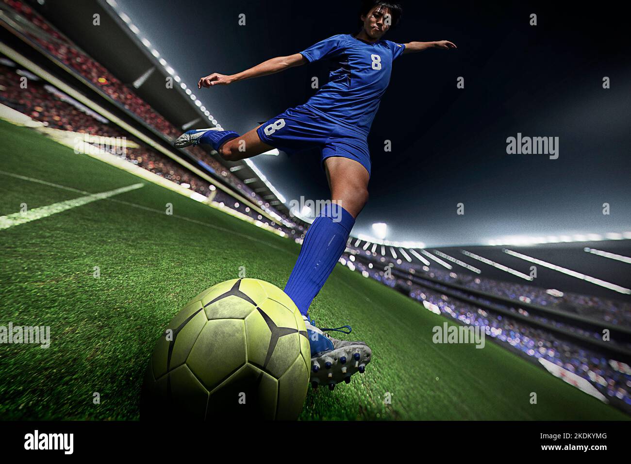 Jugador de fútbol golpeando el balón Foto de stock