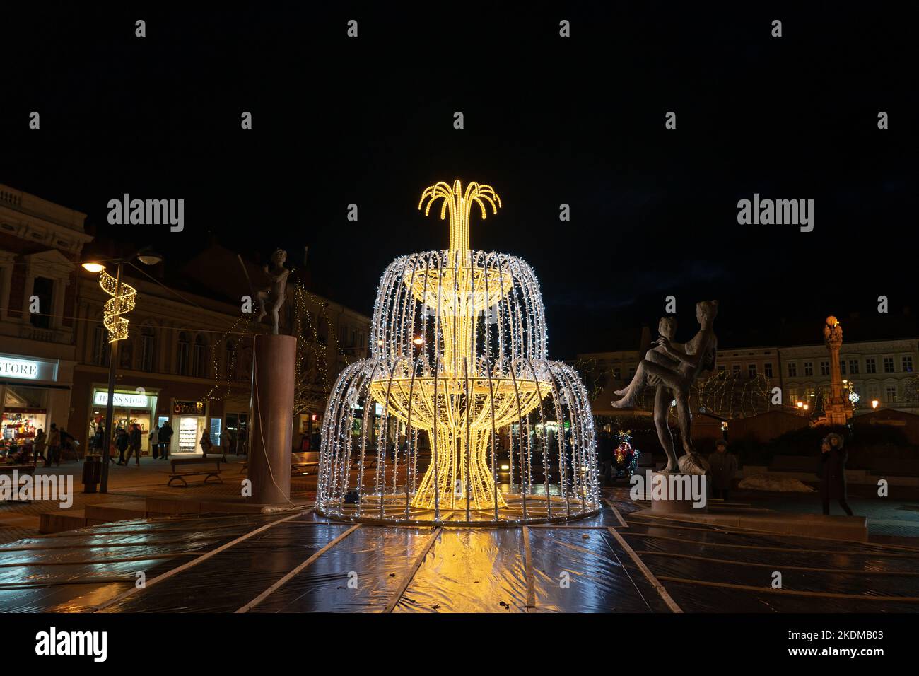 12.10.2021, Sombathely, Hungría: Luces en el mercado de navidad en Szombathely Hungría . Foto de stock