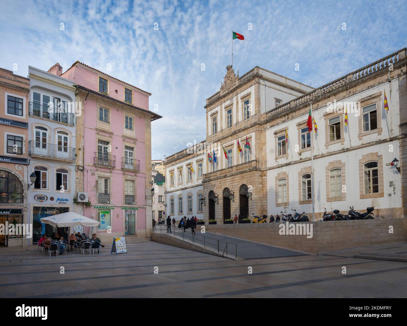 La Praça 8 de Maio, Coimbra, Portugal, con el Ayuntamiento de Coimbra y el  Monasterio de Santa Cruz Fotografía de stock - Alamy