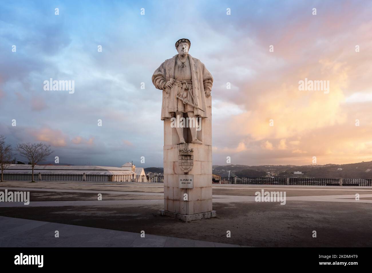 Estatua del Rey Joao III en el patio de la Universidad de Coimbra - Coimbra, Portugal Foto de stock